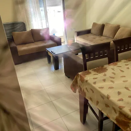 Leonis Apartment *